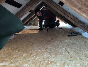 Zateplení stropu rodinného domu pomocí foukané izolace